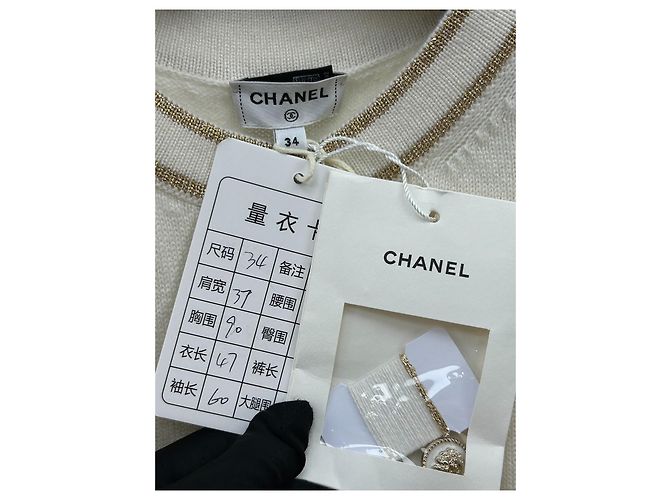 Chanel Kaschmir Cardigan Weiß mit Goldborte Größe 34 - Ansicht 6