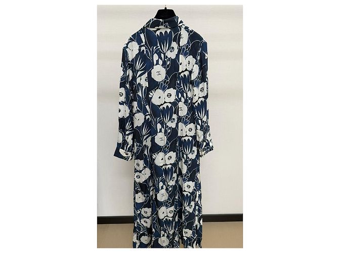 Vestido Chanel de seda con estampado de camelia y perlas - vista 3