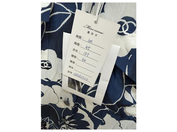 Vestido Chanel de seda con estampado de camelia y perlas - vista 4