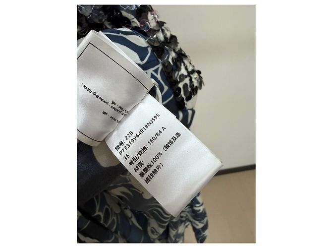 Vestido Chanel de seda con estampado de camelia y perlas - vista 5