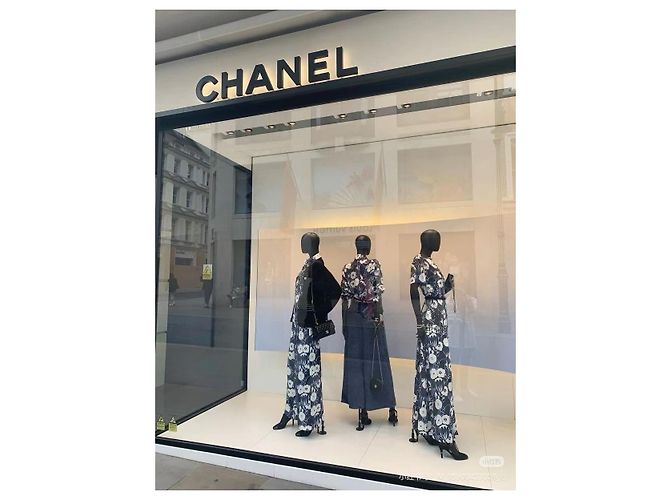 Vestido Chanel de seda con estampado de camelia y perlas - vista 6