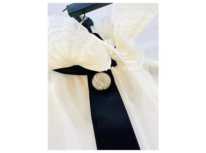 Camicia Chanel Métiers d'art 21 in seta con fiocco nero - vista 3