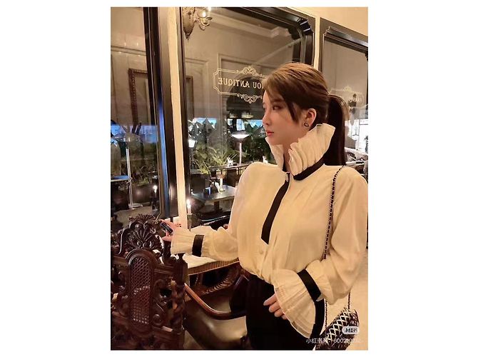 Camicia Chanel Métiers d'art 21 in seta con fiocco nero - vista 9