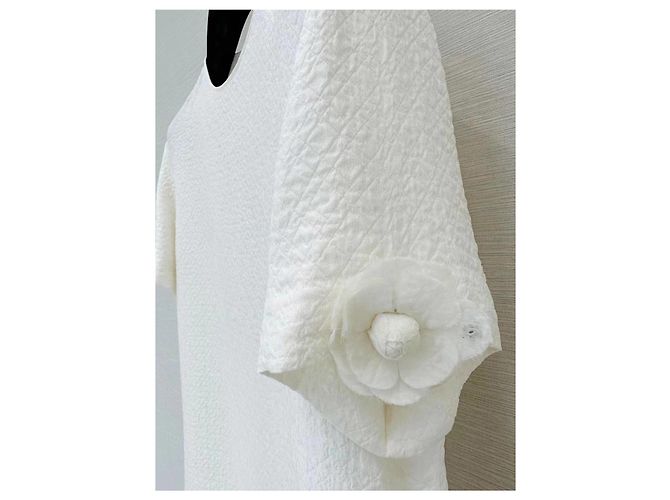 Top Chanel Métiers d'art de seda blanco con camelia desmontable - vista 5