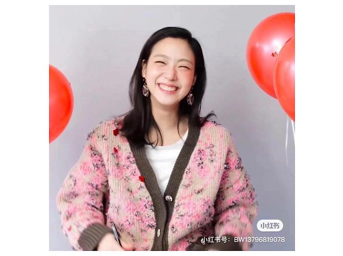 Chanel Cardigan aus Wolle in Rosa mit 3D Blumen - Ansicht 2