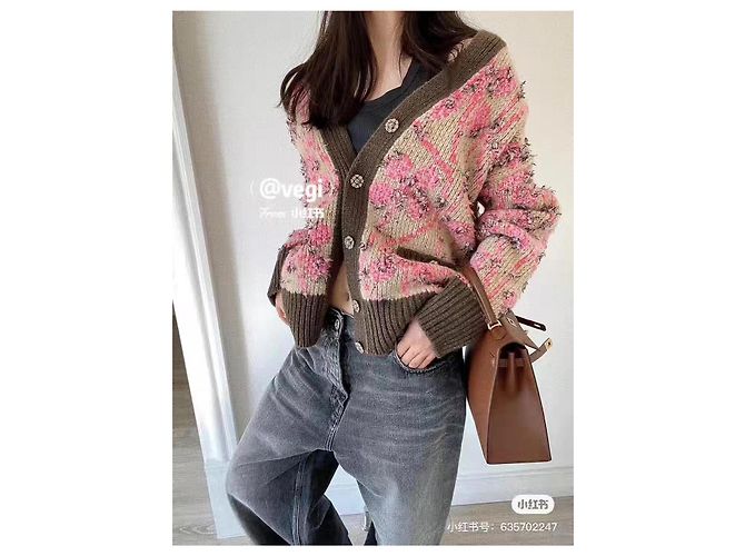Chanel Cardigan aus Wolle in Rosa mit 3D Blumen - Ansicht 3