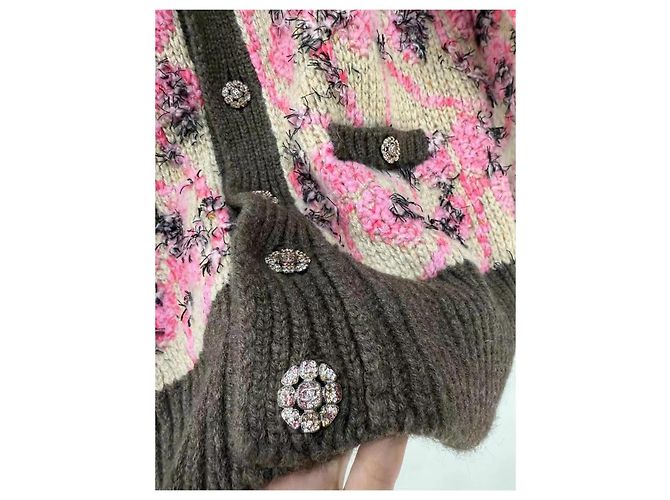 Chanel Cardigan aus Wolle in Rosa mit 3D Blumen - Ansicht 9