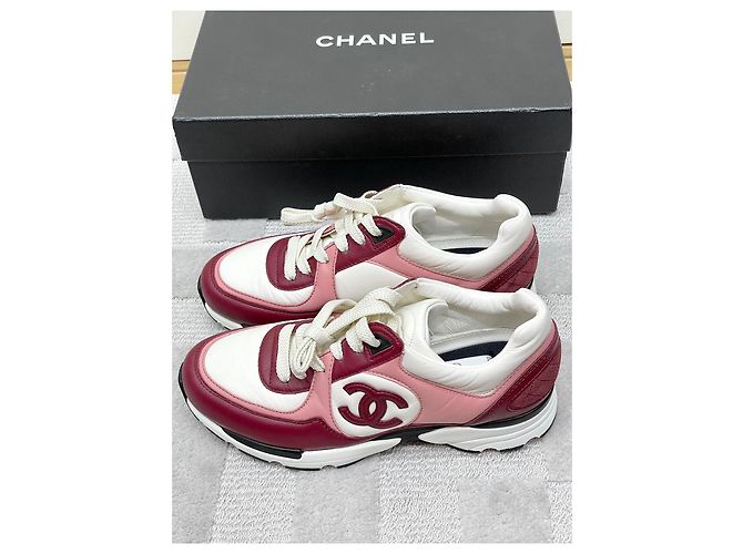 Chanel Sneaker aus bordeauxrotem Kalbsleder - Ansicht 2