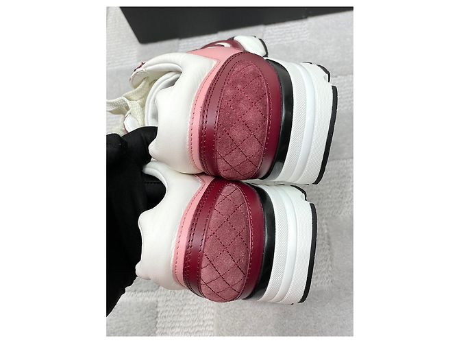 Chanel Sneaker aus bordeauxrotem Kalbsleder - Ansicht 3