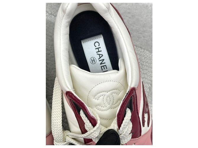 Chanel Sneaker aus bordeauxrotem Kalbsleder - Ansicht 4