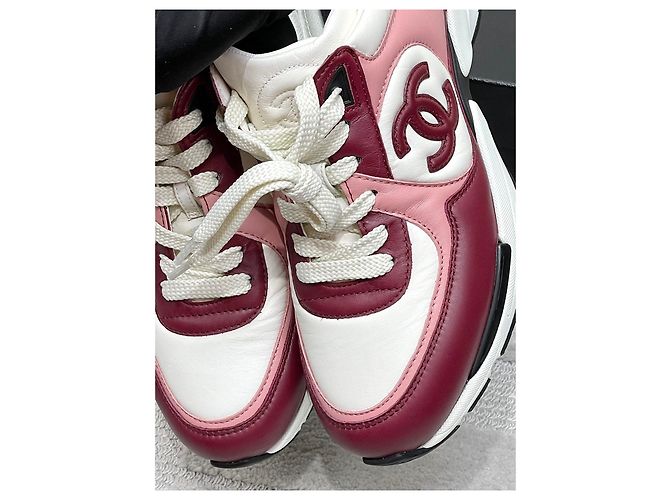 Chanel Sneaker aus bordeauxrotem Kalbsleder - Ansicht 5