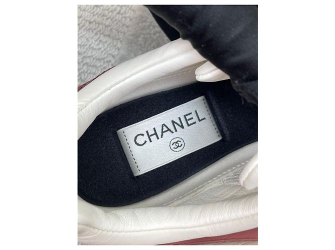 Chanel Sneaker aus bordeauxrotem Kalbsleder - Ansicht 7