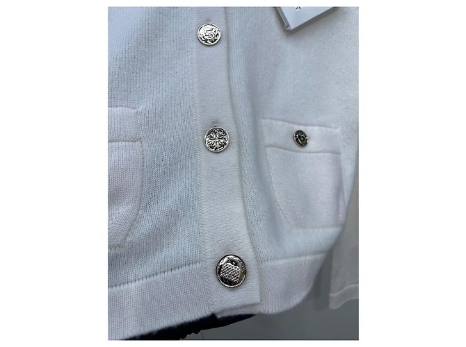 Chanel Cashmere Cardigan Weiß mit gesticktem Logo - Ansicht 3