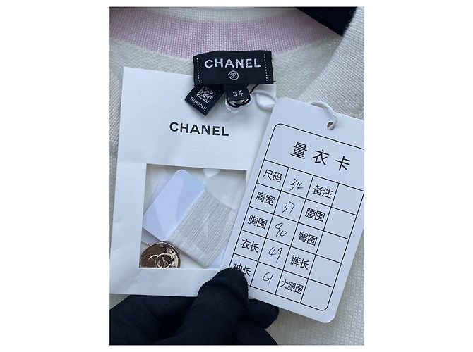 Chanel Cashmere Cardigan Weiß mit gesticktem Logo - Ansicht 6