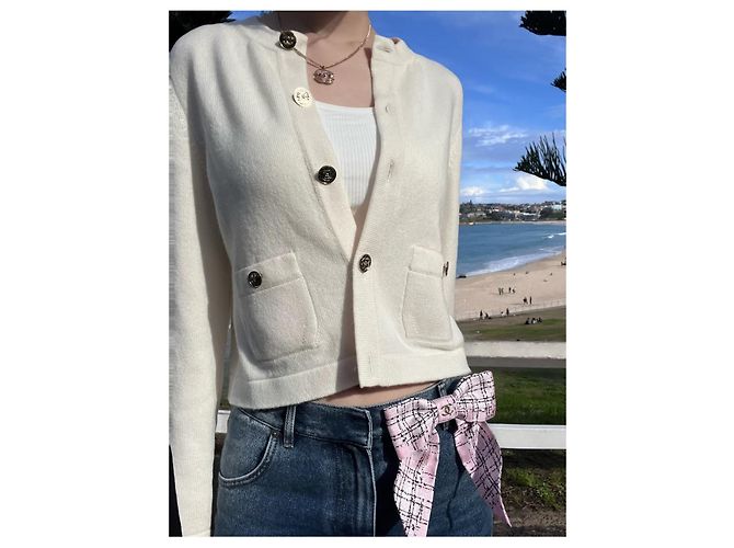 Chanel Cashmere Cardigan Weiß mit gesticktem Logo - Ansicht 7