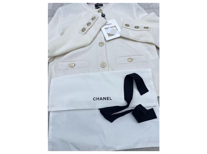 Chanel Cashmere Cardigan Weiß mit gesticktem Logo - Ansicht 8