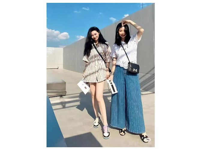 Vaqueros Chanel Hamburg de denim azul con rayas de pierna ancha - vista 9