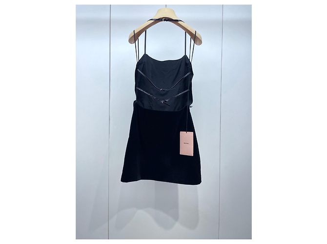 Miu Miu Kleid aus schwarzem Samt mit Neckholder - Ansicht 2