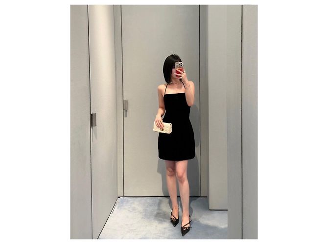 Miu Miu Kleid aus schwarzem Samt mit Neckholder - Ansicht 9