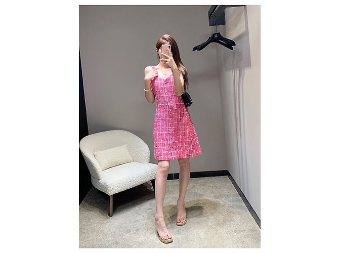 Chanel Kleid aus rosa Tweed mit Karomuster und Trägern - Ansicht 7