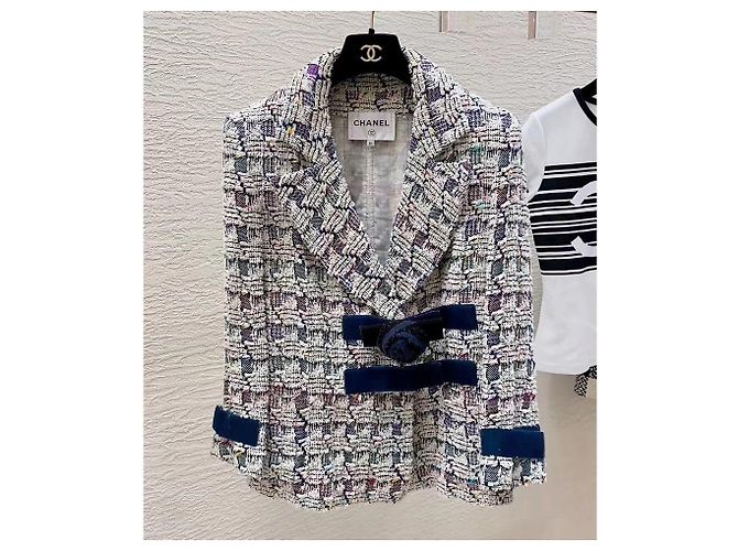 Chanel Tweed Jacke mit abnehmbarer Kamelie - Ansicht 4