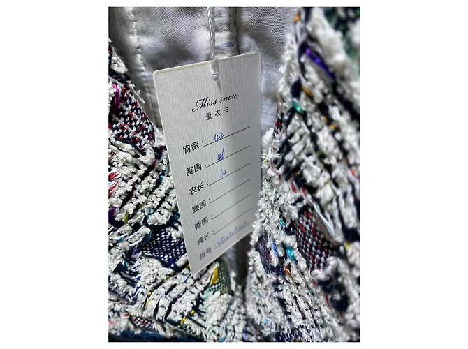 Chanel Tweed Jacke mit abnehmbarer Kamelie - Ansicht 9