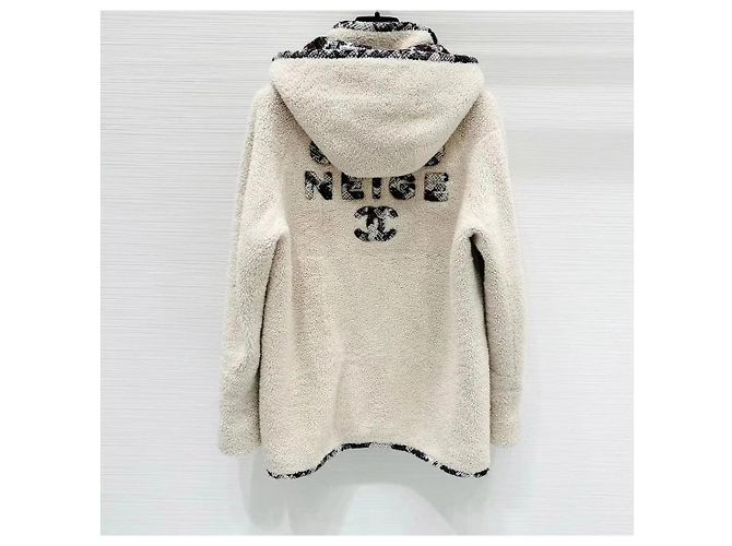 Cappotto Chanel in shearling con cappuccio - vista 2