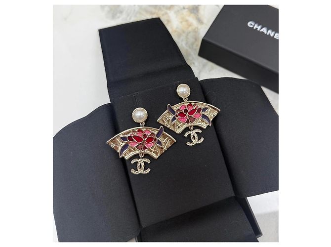 Orecchini Chanel Métiers d'art Camelia in Perle e Ventaglio in Vetro - vista 2