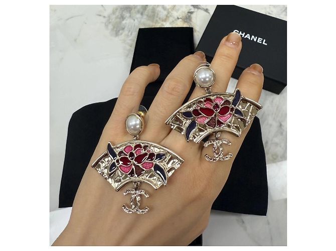 Orecchini Chanel Métiers d'art Camelia in Perle e Ventaglio in Vetro - vista 3