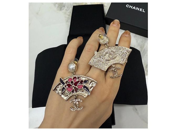 Orecchini Chanel Métiers d'art Camelia in Perle e Ventaglio in Vetro - vista 4