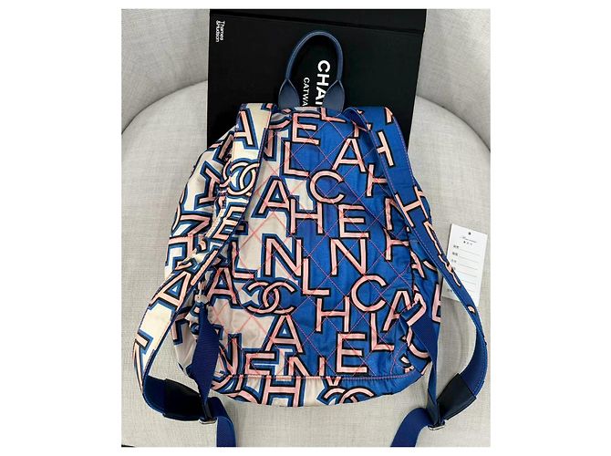 Zaino Chanel in tessuto con graffiti neon - vista 2
