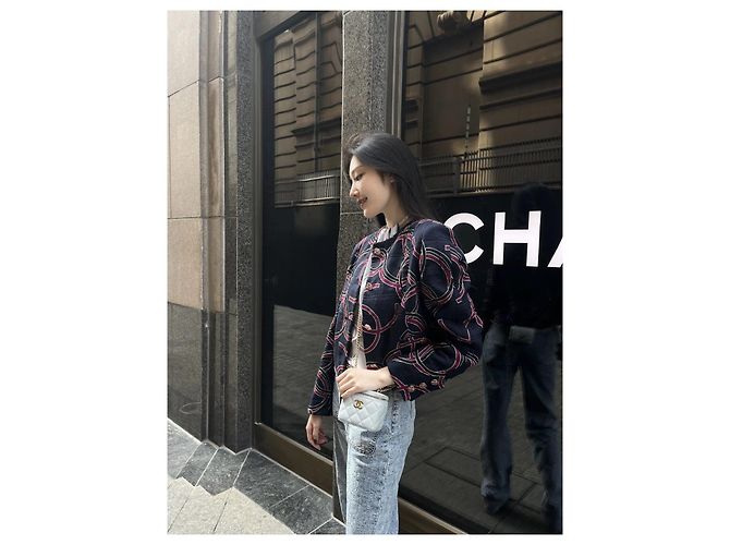 Giacca Chanel in Tweed con Logo Graffiti - vista 9