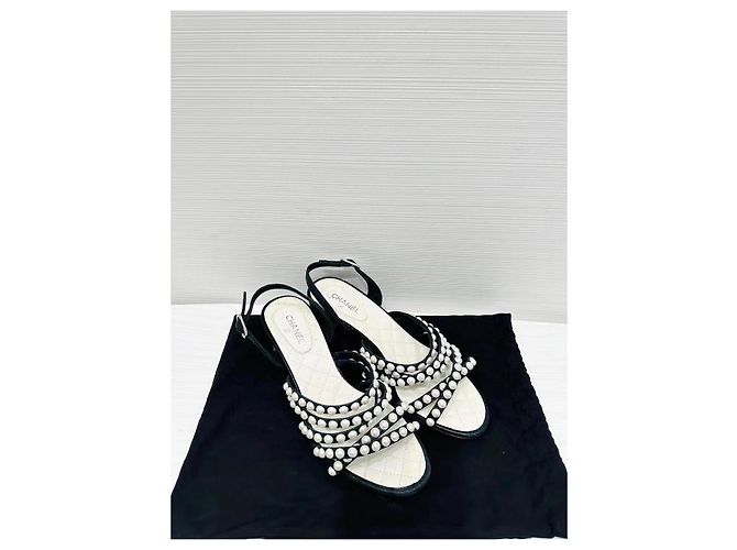 Sandali Chanel in Pelle con Cinturino alla Caviglia di Perle - vista 2