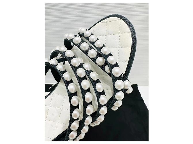 Sandali Chanel in Pelle con Cinturino alla Caviglia di Perle - vista 3