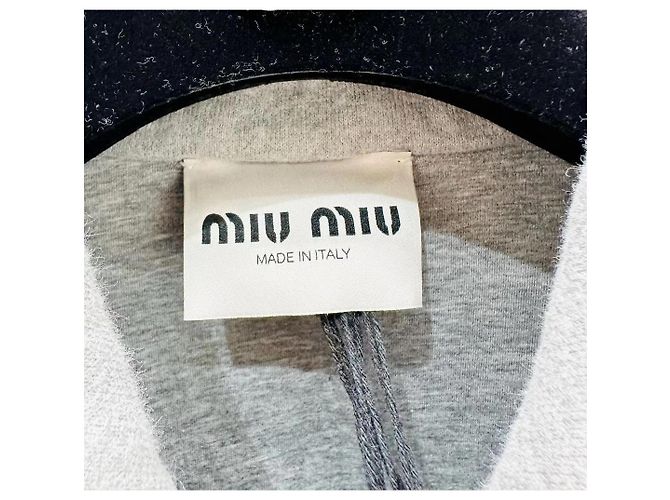 Miu Miu Jacke aus grauer Wolle mit Logo Patch - Ansicht 2