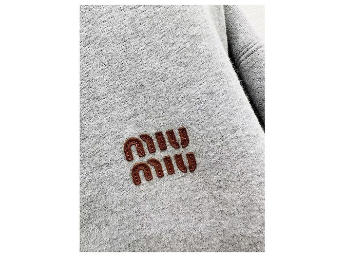 Miu Miu Jacke aus grauer Wolle mit Logo Patch - Ansicht 3