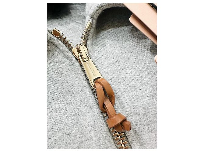 Miu Miu Jacke aus grauer Wolle mit Logo Patch - Ansicht 4