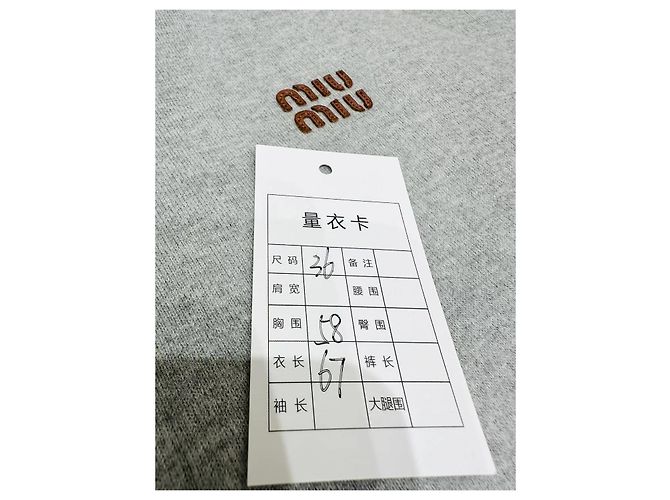 Miu Miu Jacke aus grauer Wolle mit Logo Patch - Ansicht 7