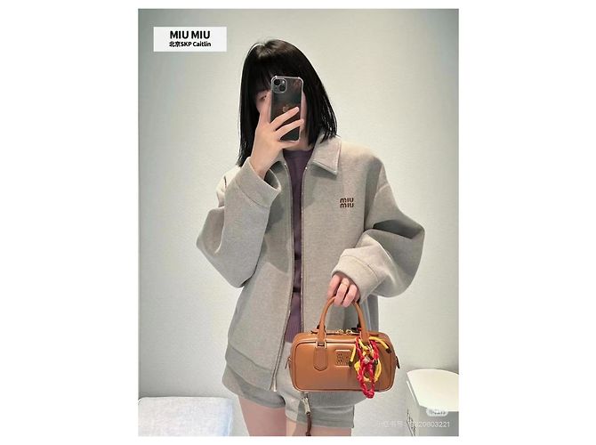 Miu Miu Jacke aus grauer Wolle mit Logo Patch - Ansicht 8
