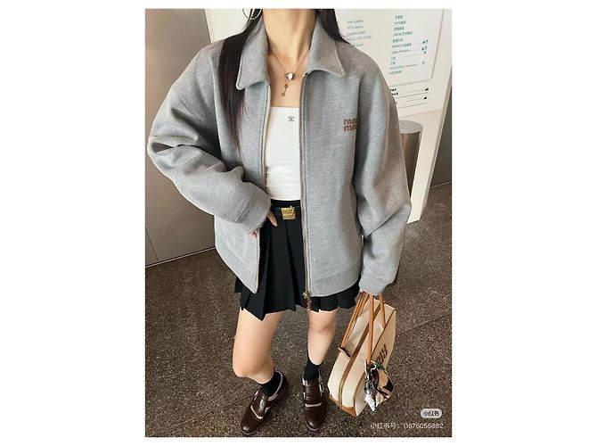 Miu Miu Jacke aus grauer Wolle mit Logo Patch - Ansicht 9