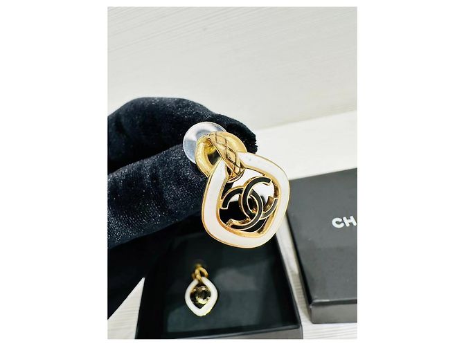 Orecchini Chanel Motivo a scacchi bianco e nero Metallo - vista 3