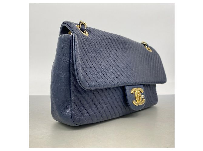 Borsa a tracolla Chanel in pelle blu navy - vista 2
