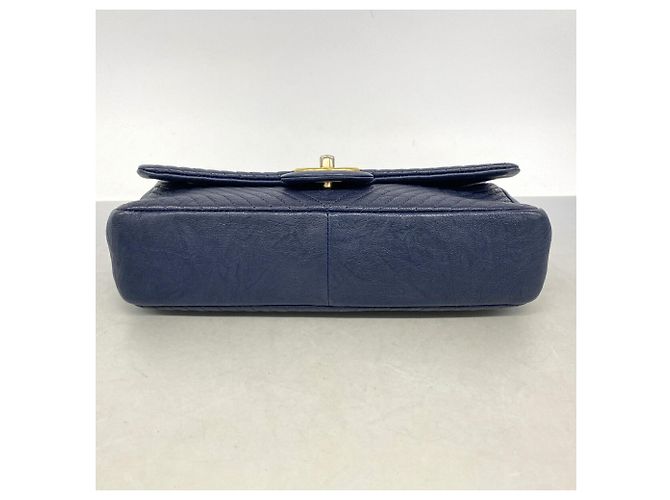Borsa a tracolla Chanel in pelle blu navy - vista 3