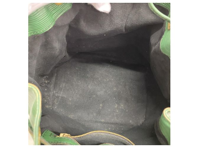 Noe Borsa a tracolla Louis Vuitton Epi Petit Noé - Borneo Green - vista 4