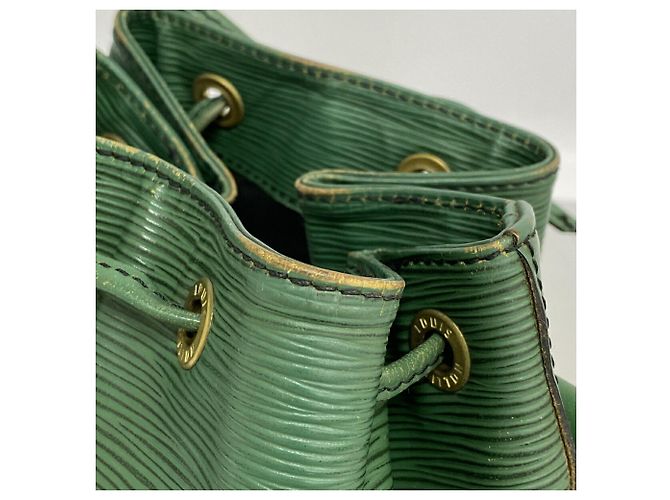 Noe Borsa a tracolla Louis Vuitton Epi Petit Noé - Borneo Green - vista 7