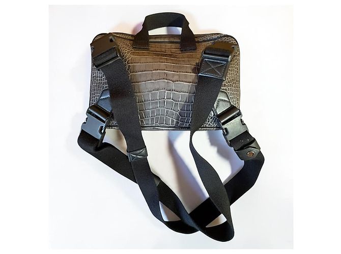 Givenchy Bond – Crocodile-Embossed Leather Backpack – Spring/Summer 2020 - vista 11
