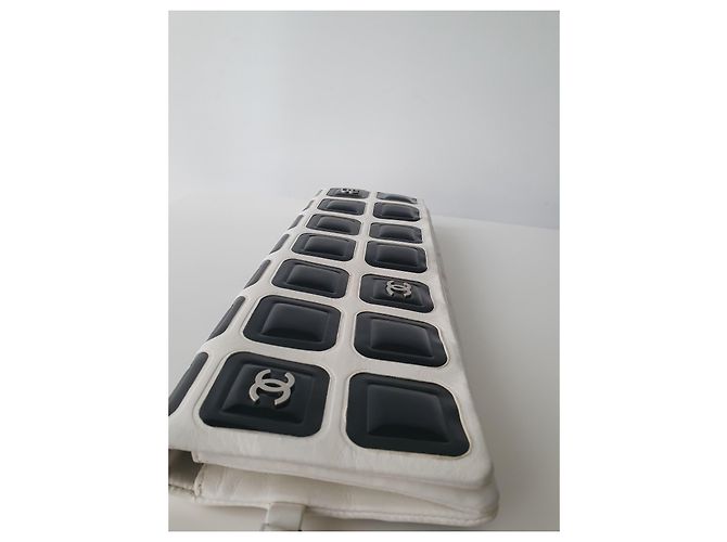 Borsa a pochette Chanel Ice Cube in pelle nera e bianca - vista 13