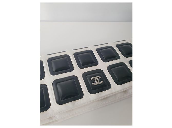 Borsa a pochette Chanel Ice Cube in pelle nera e bianca - vista 3