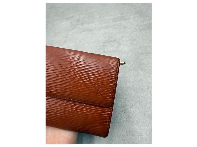 Louis Vuitton Cartera Larga Piel Epi Marrón - vista 2
