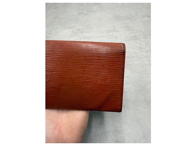 Louis Vuitton Cartera Larga Piel Epi Marrón - vista 9